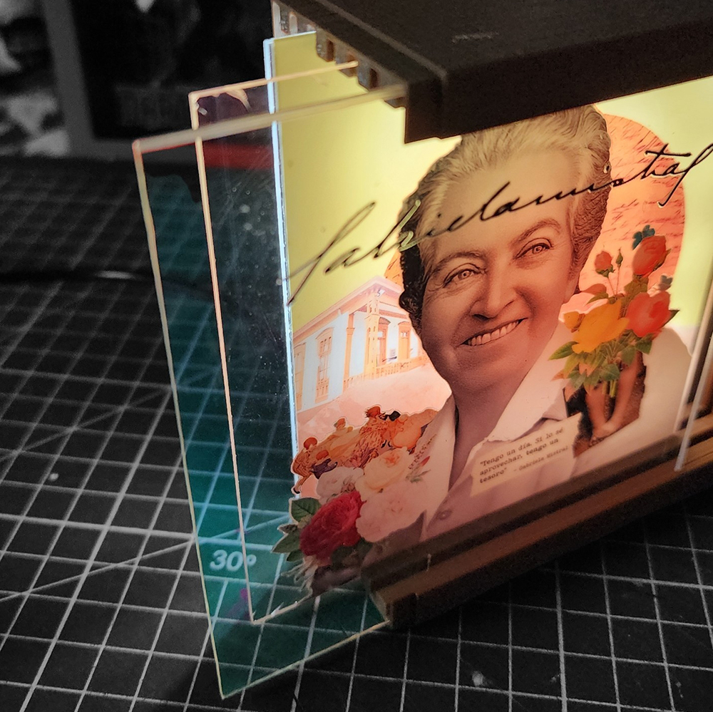 Gabriela Mistral Caja Luminica 1