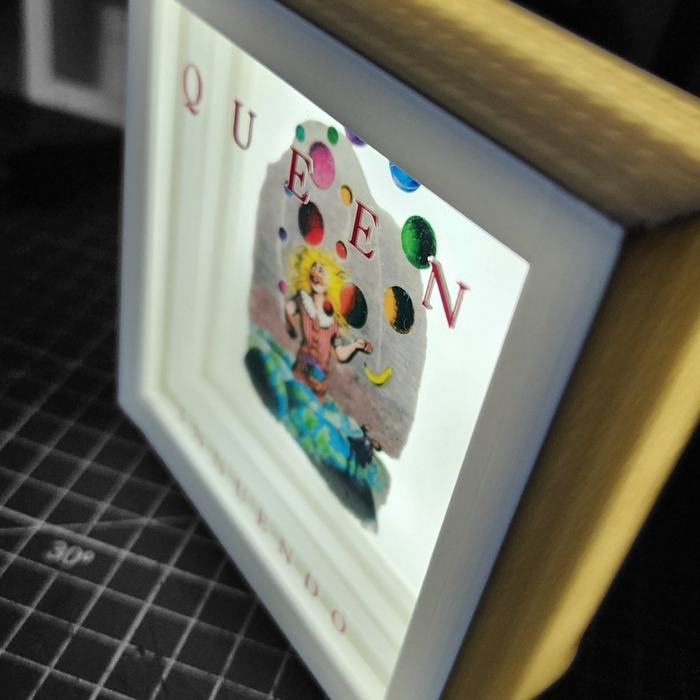Caja Luminica Escritorio Queen Innuendo Queen Innuendo Caja Luminica 1